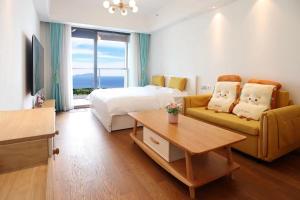 Postel nebo postele na pokoji v ubytování Whale x Sea View Hotel Apartment