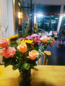 张家界十二栖民宿(天门山索道站店)餐廳或用餐的地方