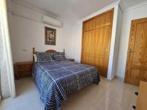 Ένα ή περισσότερα κρεβάτια σε δωμάτιο στο Adosado en Gran Alacant - Monte y Mar 3 +37 φωτογραφίες