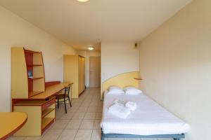 a hotel room with a bed and a desk at Résidence Columba - Apparts meublés Agen Sud in Agen