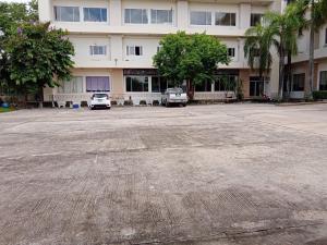 ein leerer Parkplatz vor einem Gebäude in der Unterkunft KP Hotel Udonthani in Amphoe Kumphawapi + 51 Fotos