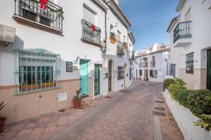 eine Gasse in einer Stadt mit weißen Gebäuden in der Unterkunft Casa Gecko in Benalmádena