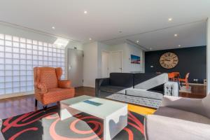 een woonkamer met een bank en een tafel bij Villa Nogueira V with Private Pool by Holiday Rental Madeira in Funchal