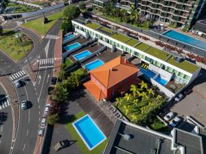 een uitzicht op een gebouw met zwembaden bij Villa Nogueira V with Private Pool by Holiday Rental Madeira in Funchal