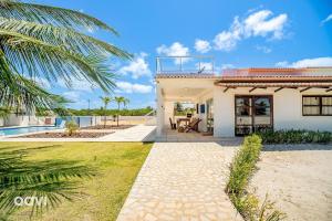 una casa en la playa con una palmera en Qavi - Casa Palm Paradise #ParaisoDoBrasil, en Touros