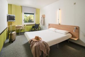 Postel nebo postele na pokoji v ubytování ibis budget Wrocław Południe
