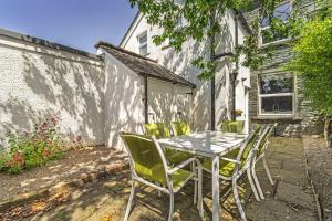 a table and chairs in the backyard of a house at 7 The Townhouse in Keswick