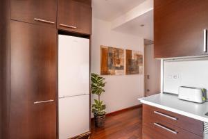 Kuchyň nebo kuchyňský kout v ubytování Ronda Sant Pere Private City Center 3Bedroom Suite B