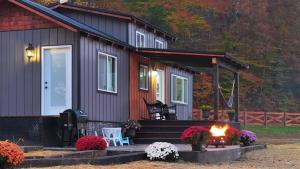 una piccola casa con un fuoco davanti di Eagle Lake Cottage a Dunnville