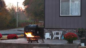 un focolare davanti a una casa di Eagle Lake Cottage a Dunnville