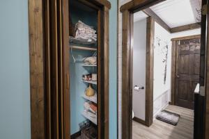 un corridoio con un armadio con dentro gli asciugamani di Eagle Lake Cottage a Dunnville Altre 46 foto