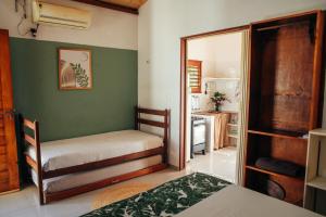 Habitación con 1 dormitorio con 1 cama y cocina en Dunas Pipa acomodações, en Pipa