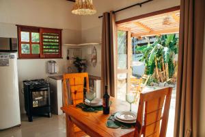 una cocina con una mesa con una botella de vino. en Dunas Pipa acomodações, en Pipa
