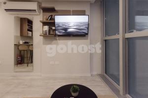 TV a/nebo společenská místnost v ubytování Elegant Apt Near Shopping Del Sol And La Galeria