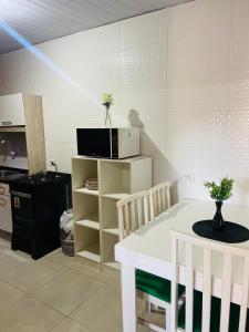 Η κουζίνα ή μικρή κουζίνα στο 900m praia, próximo Beto Carrero