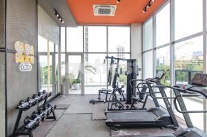 Fitness centrum a/nebo fitness zařízení v ubytování Elegant Apt Near Shopping Del Sol And La Galeria