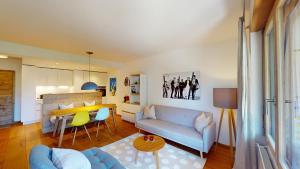 ein Wohnzimmer mit Sofa und Tisch in der Unterkunft Apartment Sungold in St. Moritz