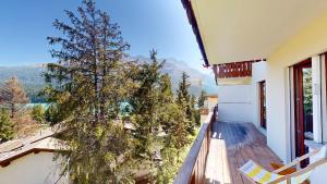 einen Balkon eines Hauses mit Bergblick in der Unterkunft Apartment Sungold in St. Moritz