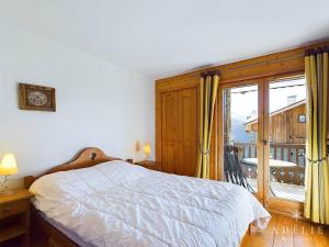 a bedroom with a bed and a balcony at Appartement 3 pièces Sud avec balcon, parking et proche pistes et commerces - FR-1-398-571 in La Rosière