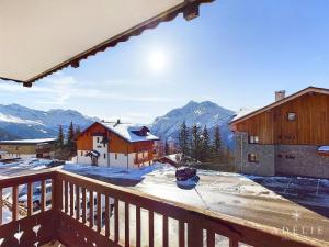 a balcony with a view of a snowy mountain at Appartement 3 pièces Sud avec balcon, parking et proche pistes et commerces - FR-1-398-571 in La Rosière
