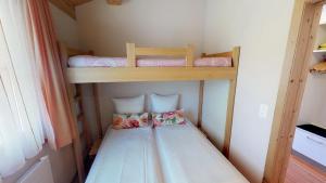 Postel nebo postele na pokoji v ubytování Apartment See Rosa 3 5