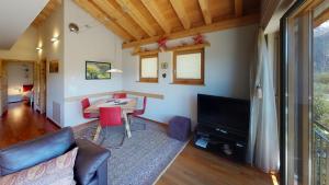 TV a/nebo společenská místnost v ubytování Apartment See Rosa 3 5 + 9 fotografií