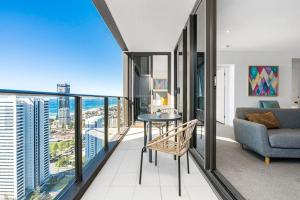 黄金海岸Modern 2BR Broadbeach Ocean Hinterland Views的客厅设有带桌子和沙发的阳台