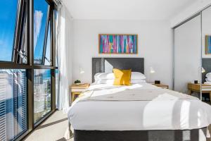 黄金海岸Modern 2BR Broadbeach Ocean Hinterland Views的一间卧室，配有一张大床和一扇大窗户。 更多16张照片