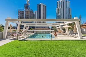黄金海岸Modern 2BR Broadbeach Ocean Hinterland Views的一座游泳池,旁边是一座城市,设有凉亭