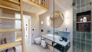 ein Badezimmer mit Waschbecken, Toilette und Spiegel in der Unterkunft Apartment Sella Nouva in Pontresina + 20 Fotos