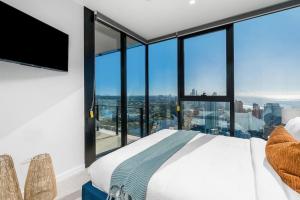 מיטה או מיטות בחדר ב-The Darling of Broadbeach - with spectacular views +24 תמונות