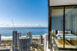 מיטה או מיטות בחדר ב-The Darling of Broadbeach - with spectacular views