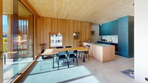 eine Küche mit einem Holztisch und Stühlen in der Unterkunft Apartment Roseg Nouva in Pontresina