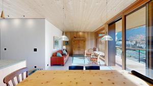 ein Esszimmer und ein Wohnzimmer mit einem Holztisch in der Unterkunft Apartment Roseg Nouva in Pontresina