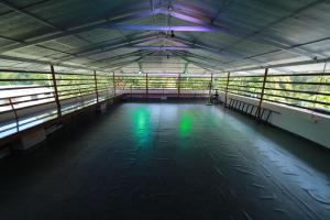 una grande stanza con acqua al suo interno di Star Light Residency a Munroe Island