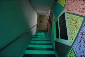 una scala in un edificio con piastrelle colorate di Star Light Residency a Munroe Island