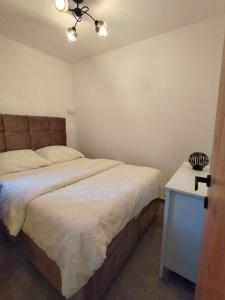 Un pat sau paturi într-o cameră la Maximilian apartman