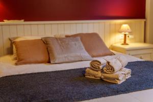 a bedroom with a bed with towels on it at Apartament Vega - Vall Fosca - L'Amfitriona in Espúy +16 photos