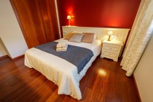 a bedroom with a bed with two towels on it at Apartament Vega - Vall Fosca - L'Amfitriona in Espúy