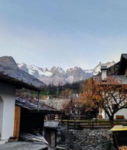 - une vue sur une chaîne de montagnes avec des montagnes enneigées dans l'établissement Lo Tatà - Maisons de Charme - Caratteristico Appartamento a 2 passi da Courmayeur, à Pré-Saint-Didier