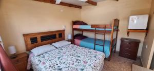 une chambre avec un lit et deux lits superposés dans l'établissement casa saire, à San Pedro de Atacama