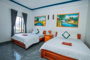 峰牙Green Riverside Cosy Home的有两张床和一扇窗户的卧室