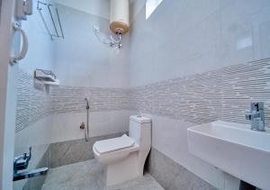 Koupelna v ubytování Cucuu Nest Villa Coonoor by VOYE HOMES