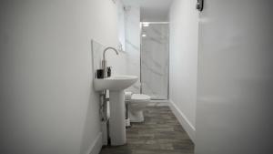 Et badeværelse på YSS The Church 2 Apartments + 46 billeder