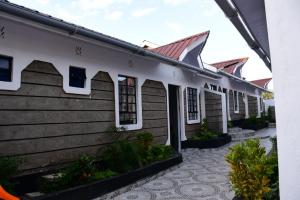 a row of houses with windows and a courtyard at The White House apartments in Libwezi