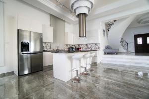Dapur atau dapur kecil di Seafront Villa 1