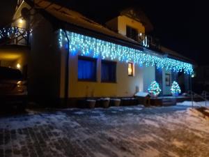 Una casa con luces de Navidad en un lado. en Noclegi u Ireny, en Duszniki-Zdrój