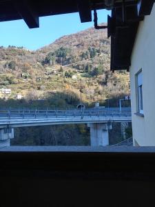 Vista generica sulle montagne o vista sulle montagne dall'interno dell'appartamento