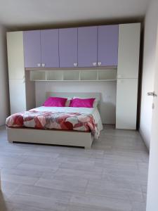 Postel nebo postele na pokoji v ubytování Carlotta House-LT