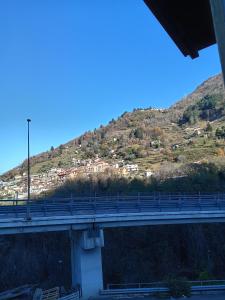 Vista generica sulle montagne o vista sulle montagne dall'interno dell'appartamento